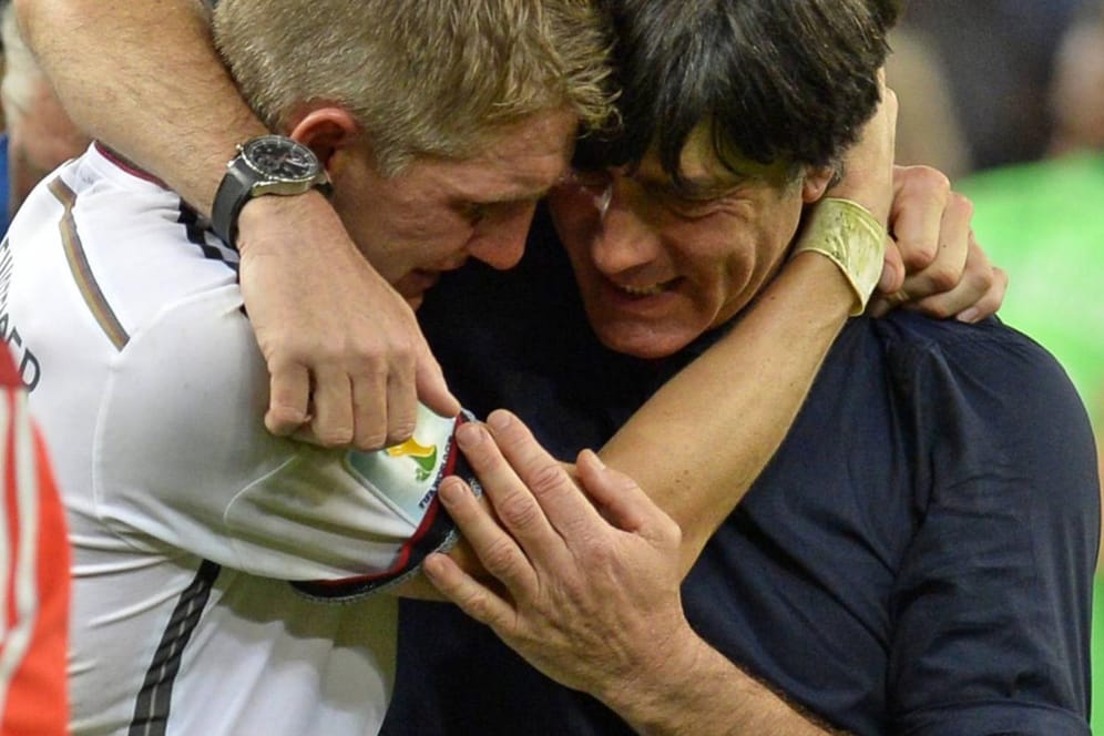 Der Leader und sein Coach: Bastian Schweinsteiger (li.) umarmt nach dem WM-Finale 2014 weinend den damaligen Bundestrainer Joachim Löw.