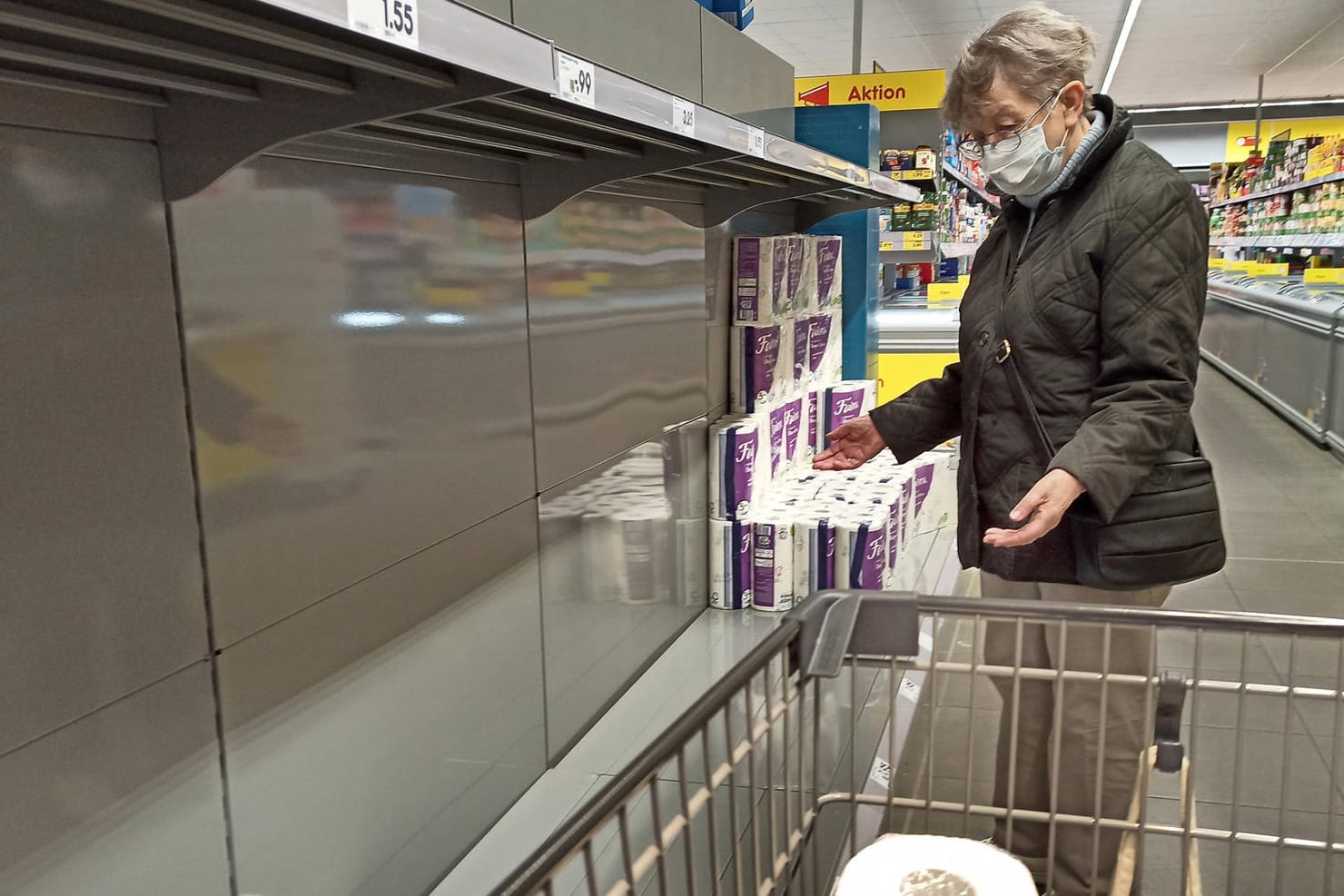 Frau vor leerem Klopapierregal (Symbolbild): Hamstern die Deutschen etwa schon wieder?