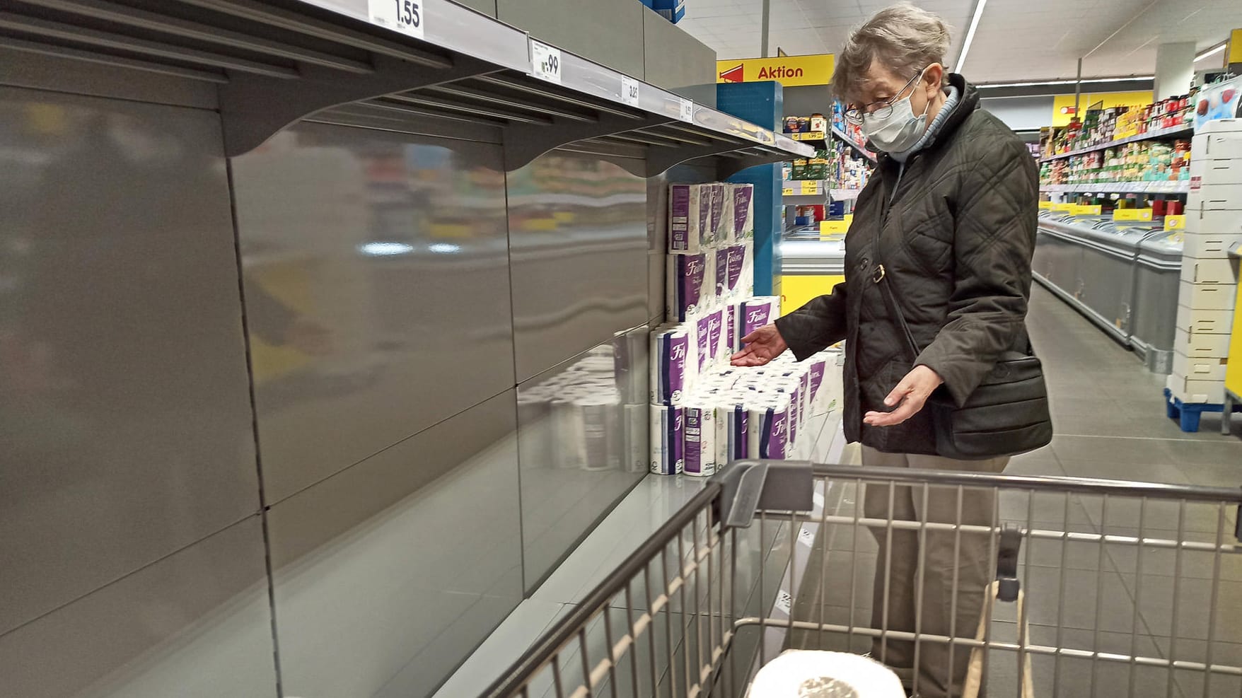 Frau vor leerem Klopapierregal (Symbolbild): Hamstern die Deutschen etwa schon wieder?