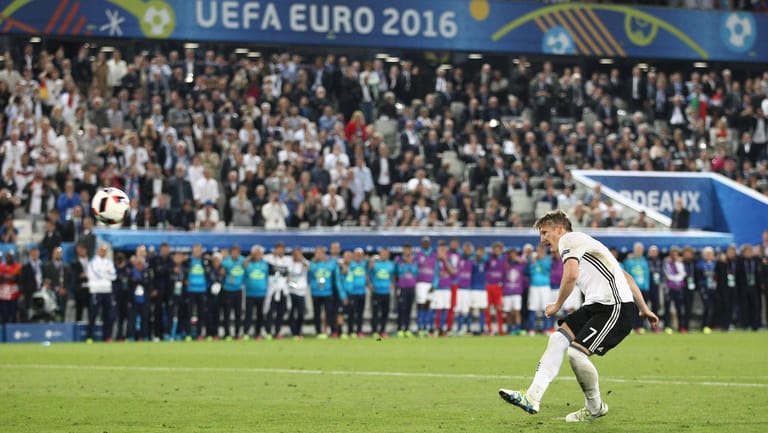 Drüber: Bastian Schweinsteigers Elfmeter im Viertelfinale der EM 2016 gegen Italien ging über die Latte.