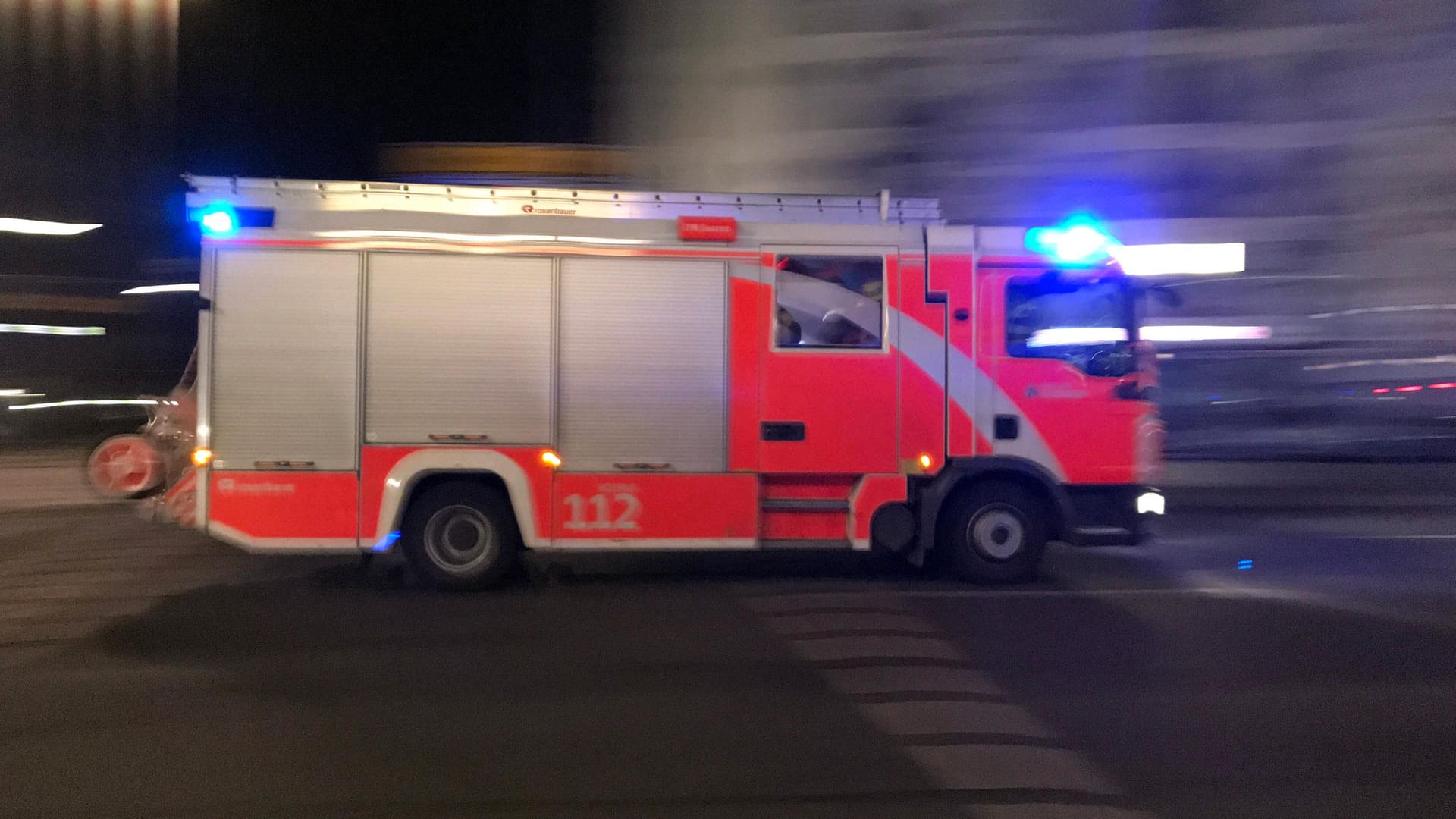 Ein Löschfahrzeug der Feuerwehr (Symbolbild): 100 Einsatzkräfte waren bei der Brandbekämpfung vor Ort.