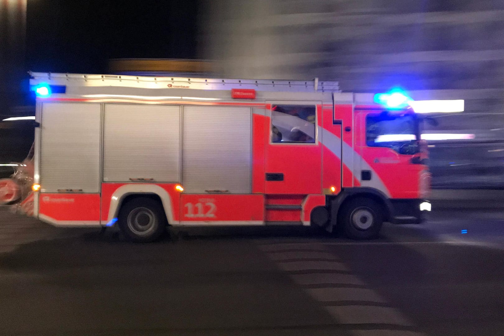 Ein Löschfahrzeug der Feuerwehr (Symbolbild): 100 Einsatzkräfte waren bei der Brandbekämpfung vor Ort.