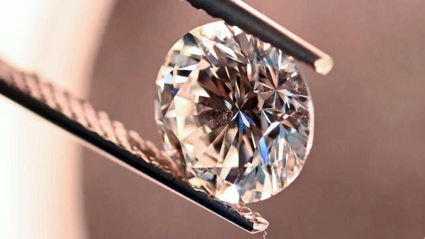 Bei der DDI Stiftung Deutsches Diamant Institut wird ein natürlicher Diamant mit 3,53 Karat in ein Diamantprüfgerät gelegt.