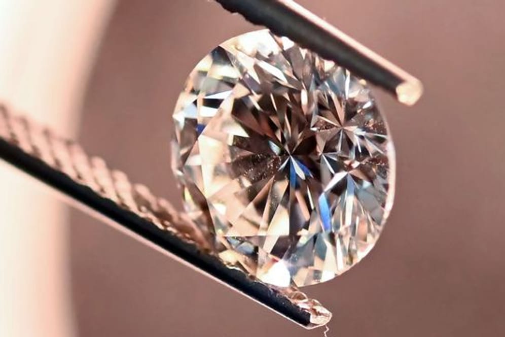 Bei der DDI Stiftung Deutsches Diamant Institut wird ein natürlicher Diamant mit 3,53 Karat in ein Diamantprüfgerät gelegt.