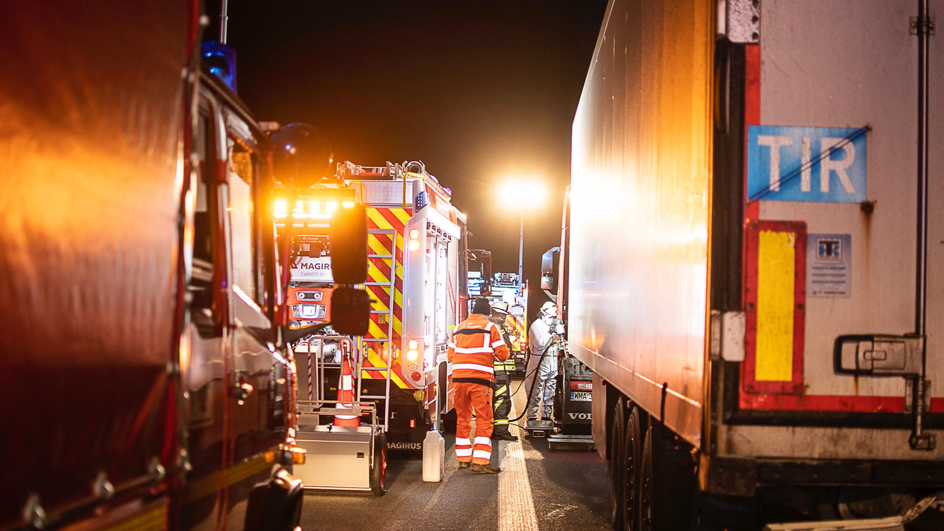 Unfall im Landkreis Nürnberg auf der A9: Verursacher flieht nach Kollision zu Fuß. Unfall im Landkreis Nürnberg auf der A9: Verursacher flieht nach Kollision zu Fuß.