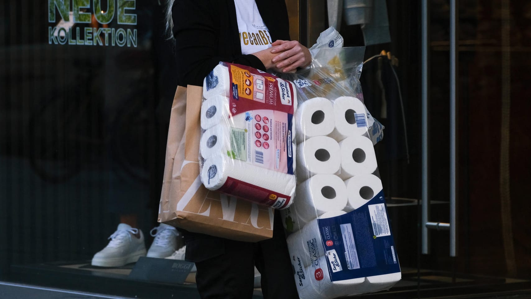 Eine Frau kauft Klopapier ein (Symbolbild): Hamsterkäufe sehen die Händler derzeit nicht.