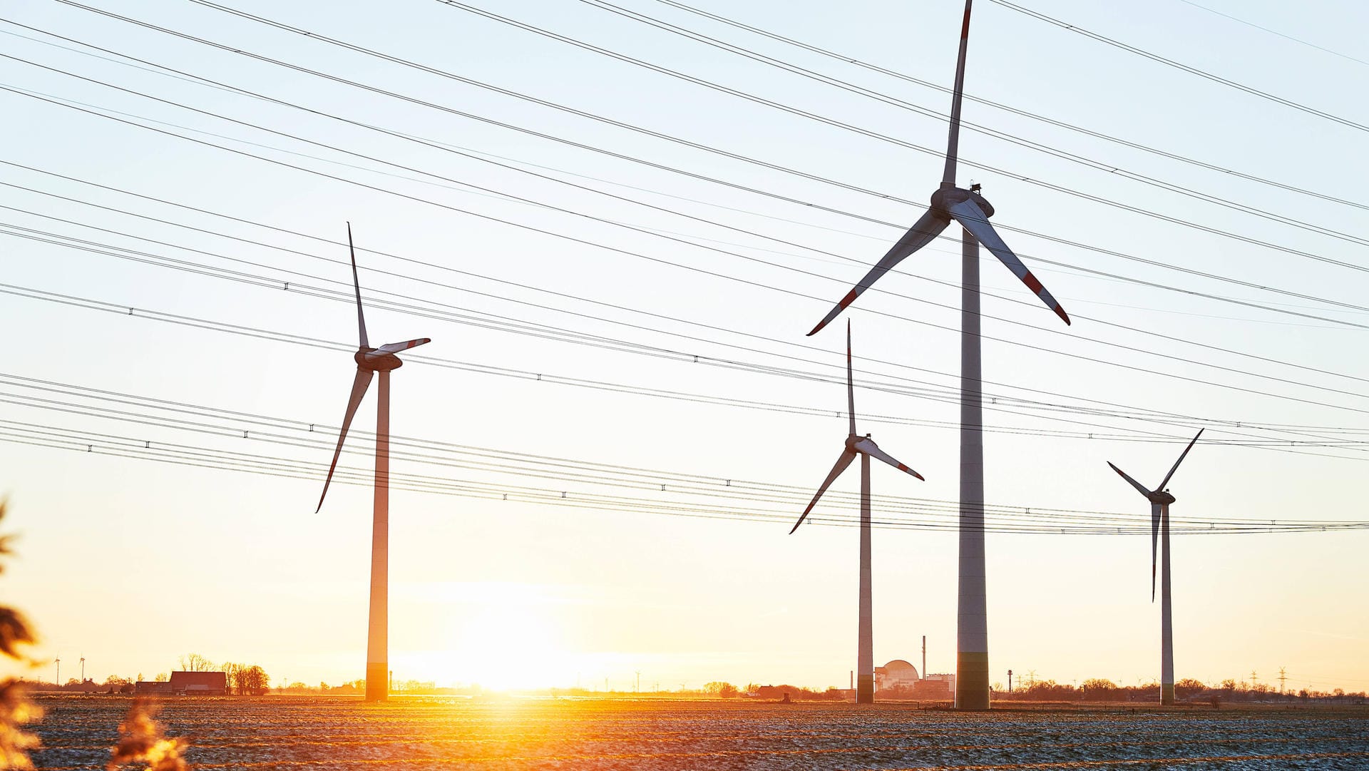 Windkrafträder vor dem Kernkraftwerk Brokdorf in Schleswig-Holstein (Symbolbild): Die Energie- und Klimawende wird teuer.