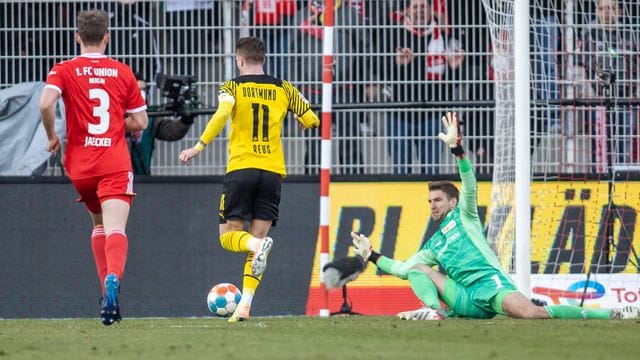 BVB-Kapitän Marco Reus (M) fordert mehr Konstanz und Stabilität in den Leistungen seines Teams bekommen. BVB-Kapitän Marco Reus (M) fordert mehr Konstanz und Stabilität in den Leistungen seines Teams bekommen.
