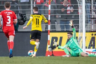 BVB-Kapitän Marco Reus (M) fordert mehr Konstanz und Stabilität in den Leistungen seines Teams bekommen.