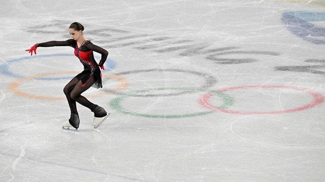 Sollte die russische Eiskunstläuferin Kamila Walijewa bei den Winterspielen in Peking eine weitere Medaille gewinnen, wird es keine Siegerehrung für sie geben.