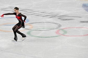 Sollte die russische Eiskunstläuferin Kamila Walijewa bei den Winterspielen in Peking eine weitere Medaille gewinnen, wird es keine Siegerehrung für sie geben.