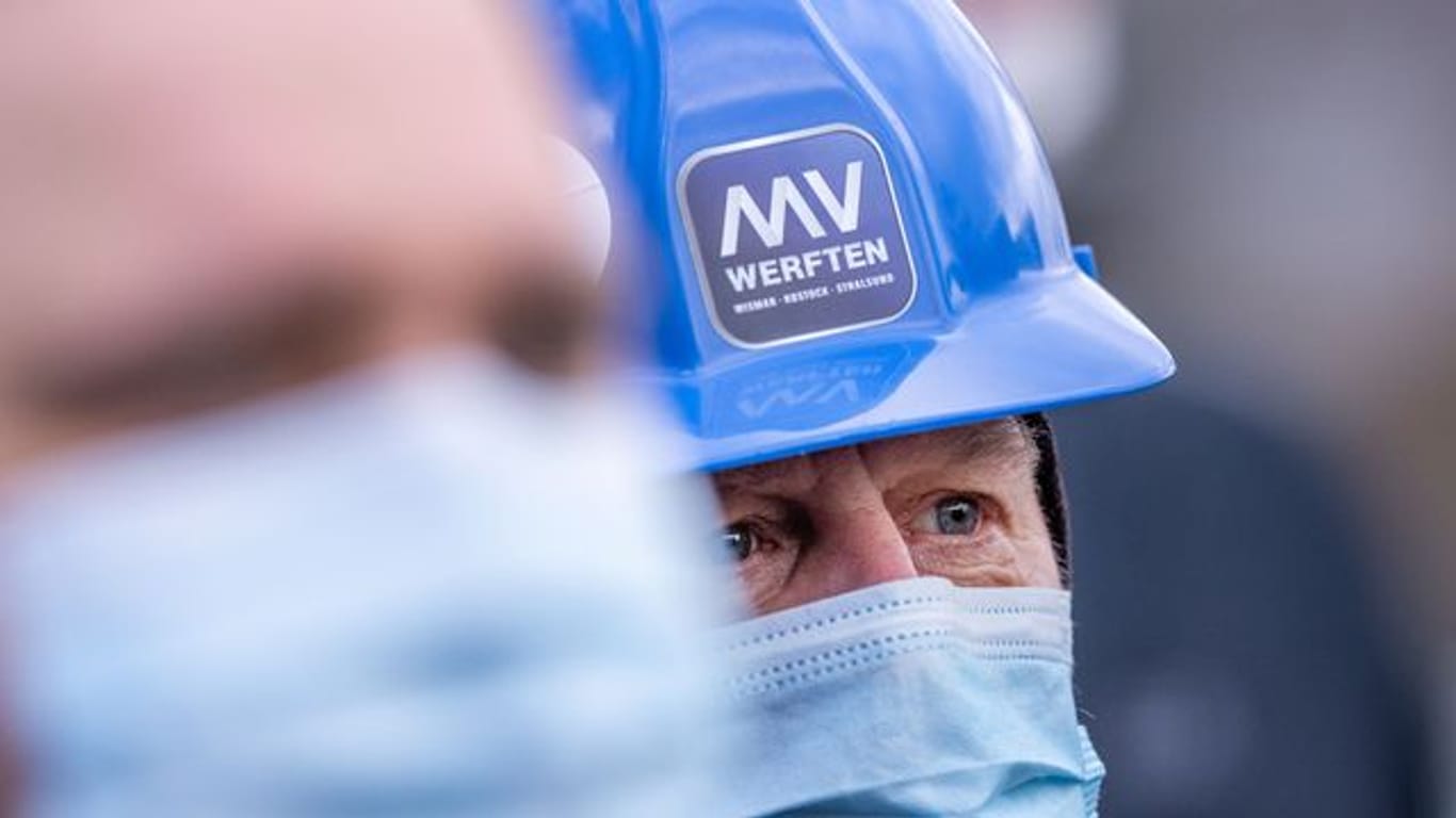 Schiffbauer protestieren vor insolventer MV-Werft