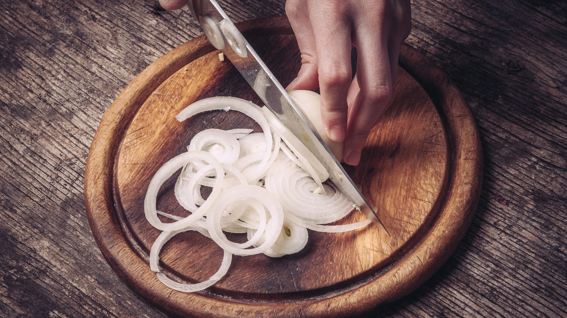 Zwiebel: Beim Schneiden werden Enzyme freigesetzt, die mit der Luft reagieren. Es entsteht ein Gas, das die Schleimhäute reizt.