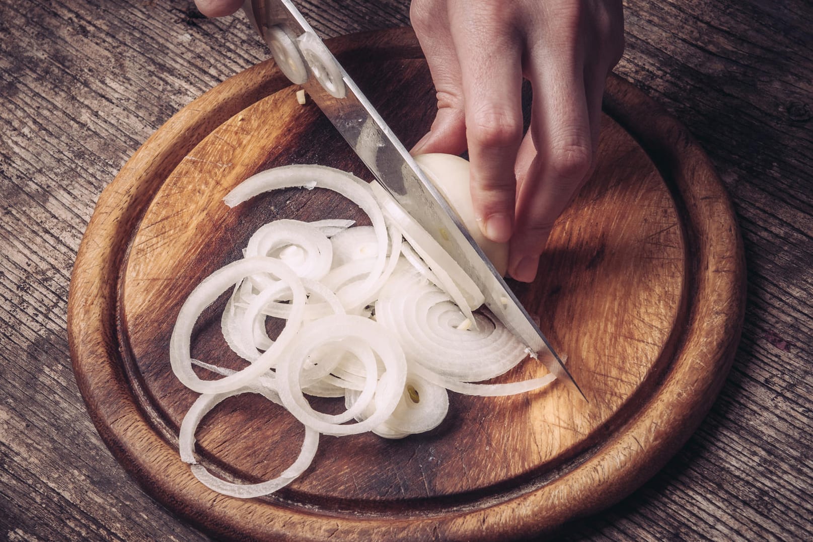 Zwiebel: Beim Schneiden werden Enzyme freigesetzt, die mit der Luft reagieren. Es entsteht ein Gas, das die Schleimhäute reizt.