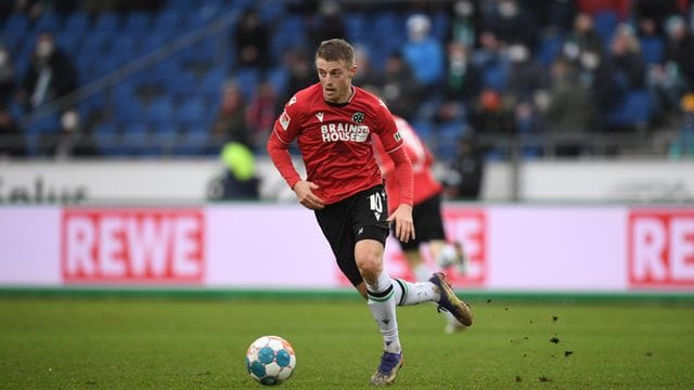 Hannovers Sebastian Ernst zog sich im Spiel gegen Darmstadt 98 einen Achillessehnenriss zu.