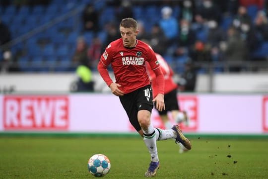 Hannovers Sebastian Ernst zog sich im Spiel gegen Darmstadt 98 einen Achillessehnenriss zu.