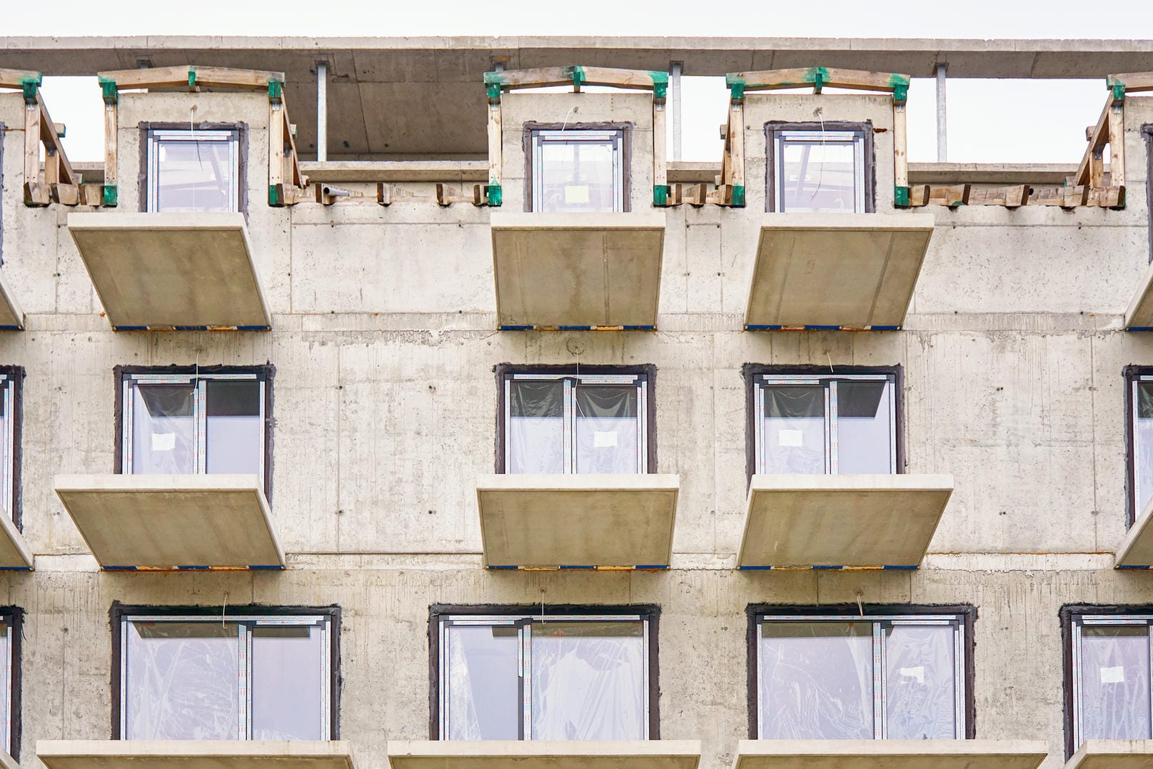 Mehrfamilienhaus im Bau (Symbolbild): Die Wohnungsunternehmen in Norddeutschland warnen, dass durch den Förderstopp der Bau von 2.000 bezahlbaren Wohnungen bedroht ist.