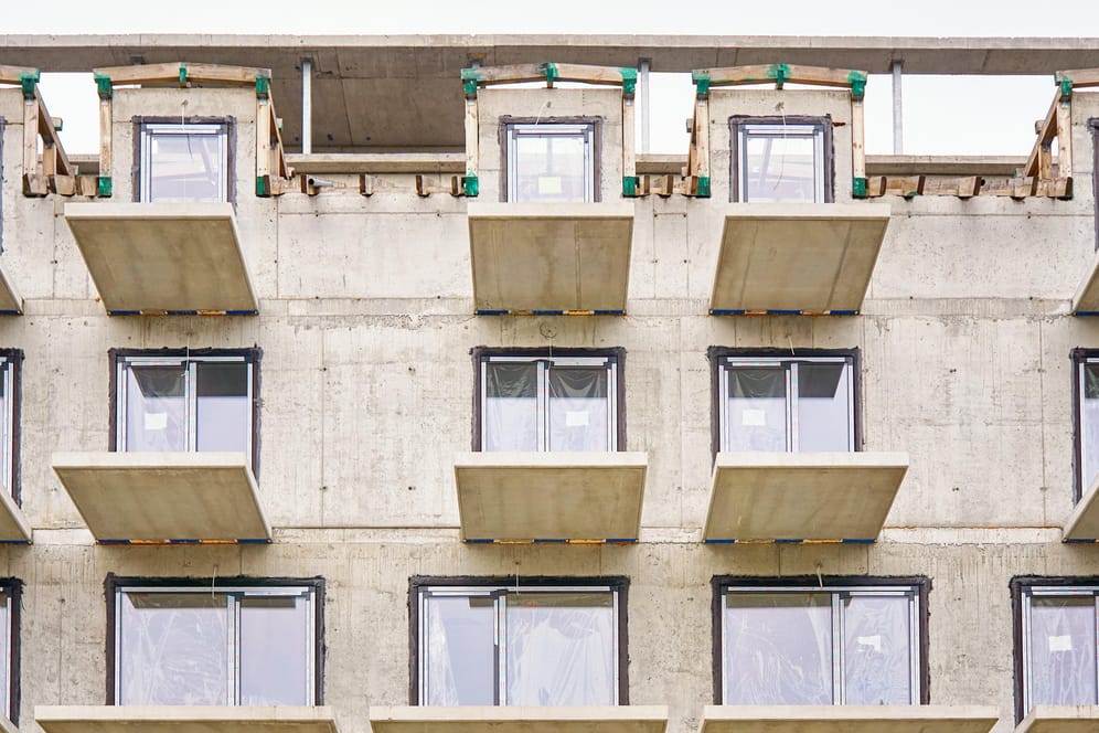 Mehrfamilienhaus im Bau (Symbolbild): Die Wohnungsunternehmen in Norddeutschland warnen, dass durch den Förderstopp der Bau von 2.000 bezahlbaren Wohnungen bedroht ist.