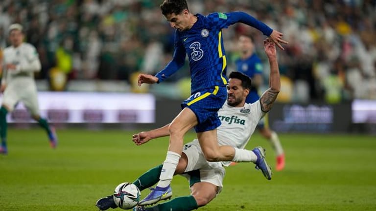 Kai Havertz (vorne) von Chelsea kämpft im Finale der Club-WM gegen Luan von Palmeiras um den Ball.
