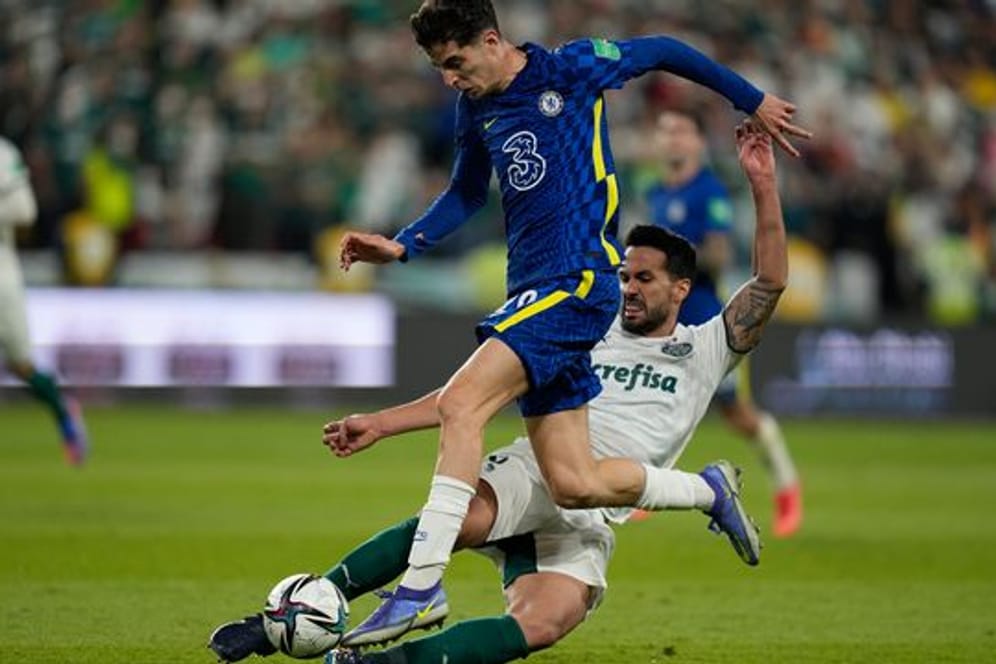 Kai Havertz (vorne) von Chelsea kämpft im Finale der Club-WM gegen Luan von Palmeiras um den Ball.