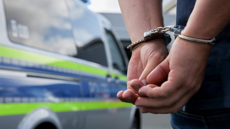 Person in Handschellen (Symbolbild): Erst durch Fesseln konnte die Polizei einen 37-Jährigen aus Nürnberg festnehmen.