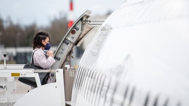 Außenministerin Annalena Baerbock verzichtet bei ihrem Antrittsbesuch in Madrid auf ein Regierungsflugzeug und reist stattdessen per Linienflug.