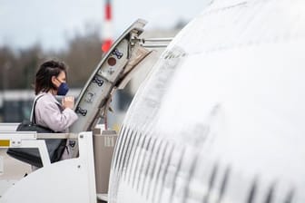 Außenministerin Annalena Baerbock verzichtet bei ihrem Antrittsbesuch in Madrid auf ein Regierungsflugzeug und reist stattdessen per Linienflug.