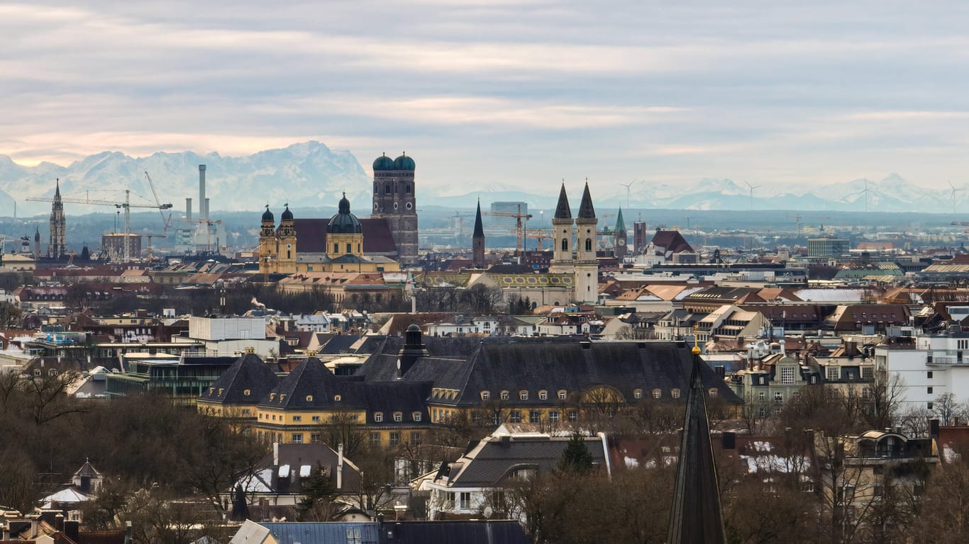 München aus der Luft vor Alpenpanorama (Symbolbild): Die bayerische Hauptstadt ist für ihre hohen Mieten bekannt, für zwei Bewohner Grund zum Klagen.