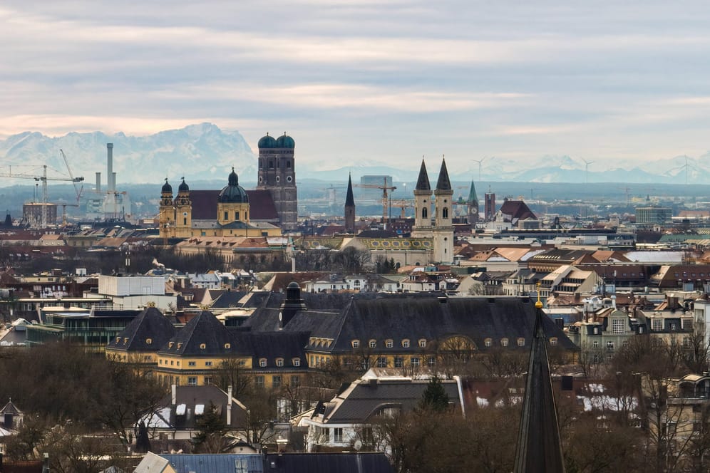München aus der Luft vor Alpenpanorama (Symbolbild): Die bayerische Hauptstadt ist für ihre hohen Mieten bekannt, für zwei Bewohner Grund zum Klagen.