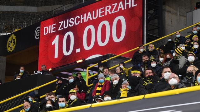 Die Vereine der Fußball-Bundesliga dürfen auf die Zulassung von deutlich mehr Zuschauern hoffen. Die Vereine der Fußball-Bundesliga dürfen auf die Zulassung von deutlich mehr Zuschauern hoffen.