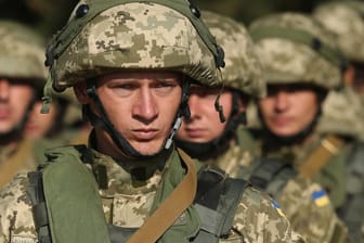Ukrainische Marinesoldaten bei einer Übung: Das russische Staatsfernsehen berichtet von Gräueln gegen russische Bürger in der Donbass-Region. (Archivfoto)