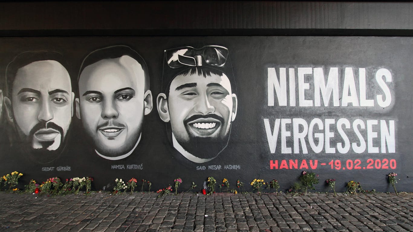 Graffiti an der Frankfurter Friedensbrücke: Auch an diesem Ort findet am 19. Februar eine Kundgebung statt.