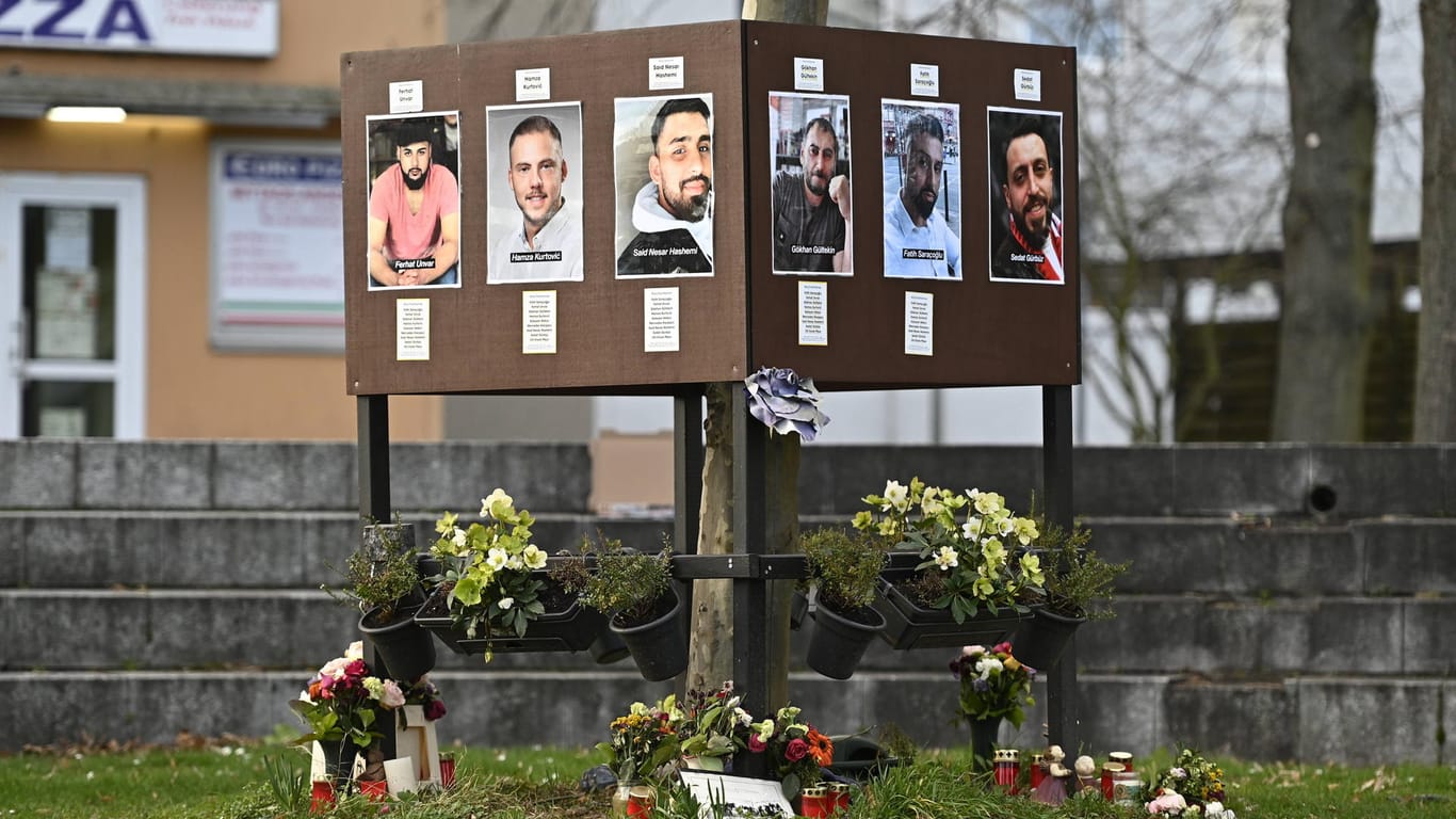 Gedenkstätte mit Fotos der Opfer in der Nähe des Tatorts: Unter dem Hashtag #HanauIstÜberall können zusätzliche Veranstaltungen auf den sozialen Netzwerken gemeldet werden.