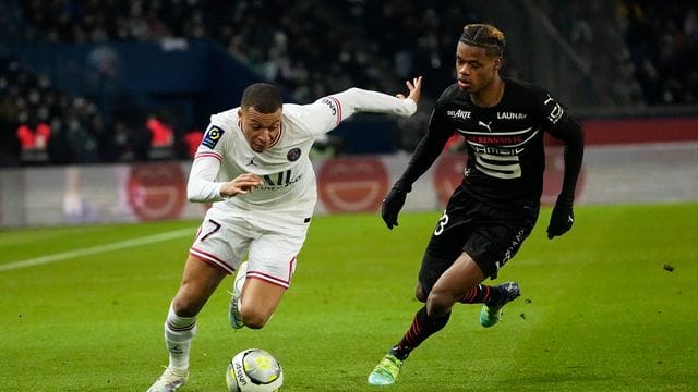 Trotz Wechselgerüchten: Kylian Mbappe (l) von Paris Saint Germain zeigt starke Leistungen in der Ligue 1 und der Champions League.