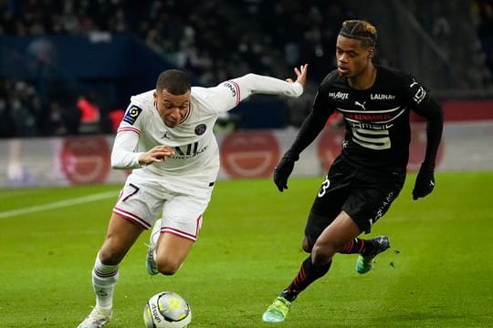 Trotz Wechselgerüchten: Kylian Mbappe (l) von Paris Saint Germain zeigt starke Leistungen in der Ligue 1 und der Champions League.