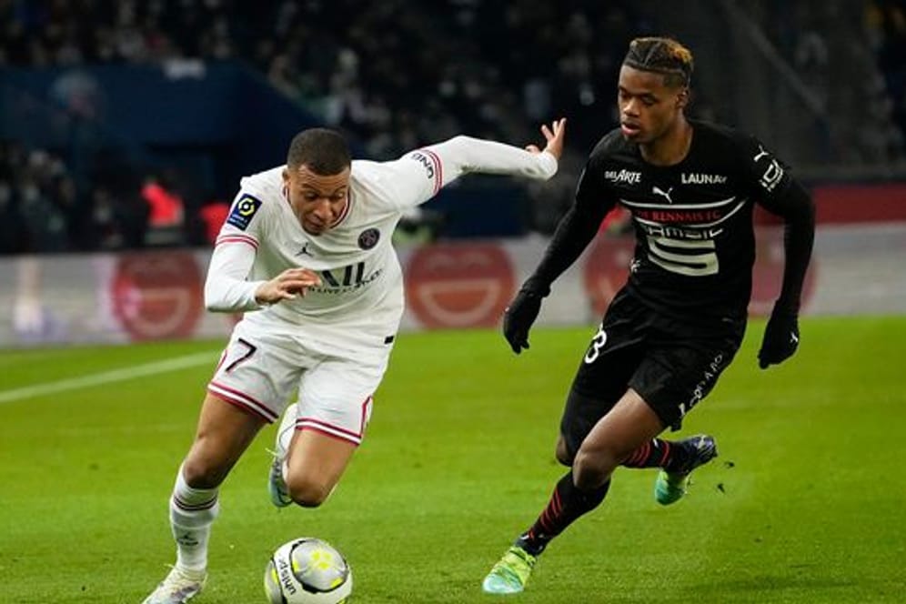 Trotz Wechselgerüchten: Kylian Mbappe (l) von Paris Saint Germain zeigt starke Leistungen in der Ligue 1 und der Champions League.