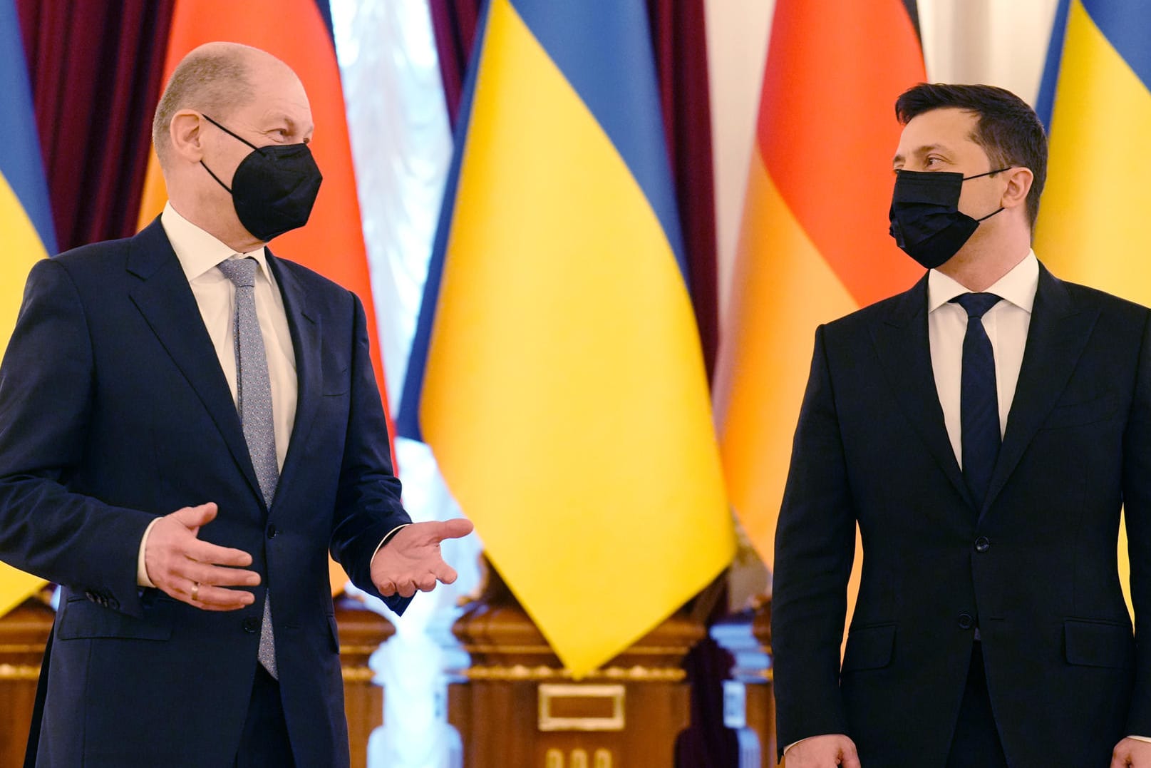 Bundeskanzler Olaf Scholz (SPD, l) und Wolodymyr Selenskyj, Präsident der Ukraine.