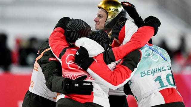 Karl Geiger (hinten) feiert mit seinen Teamgefährten Markus Eisenbichler (l), Constantin Schmid (2.