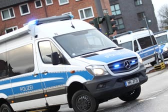 Mehrere Polizeiwagen im Einsatz (Archivbild): Die Polizei suchte mit sieben Streifenwagen nach dem Räuber – ohne Erfolg.