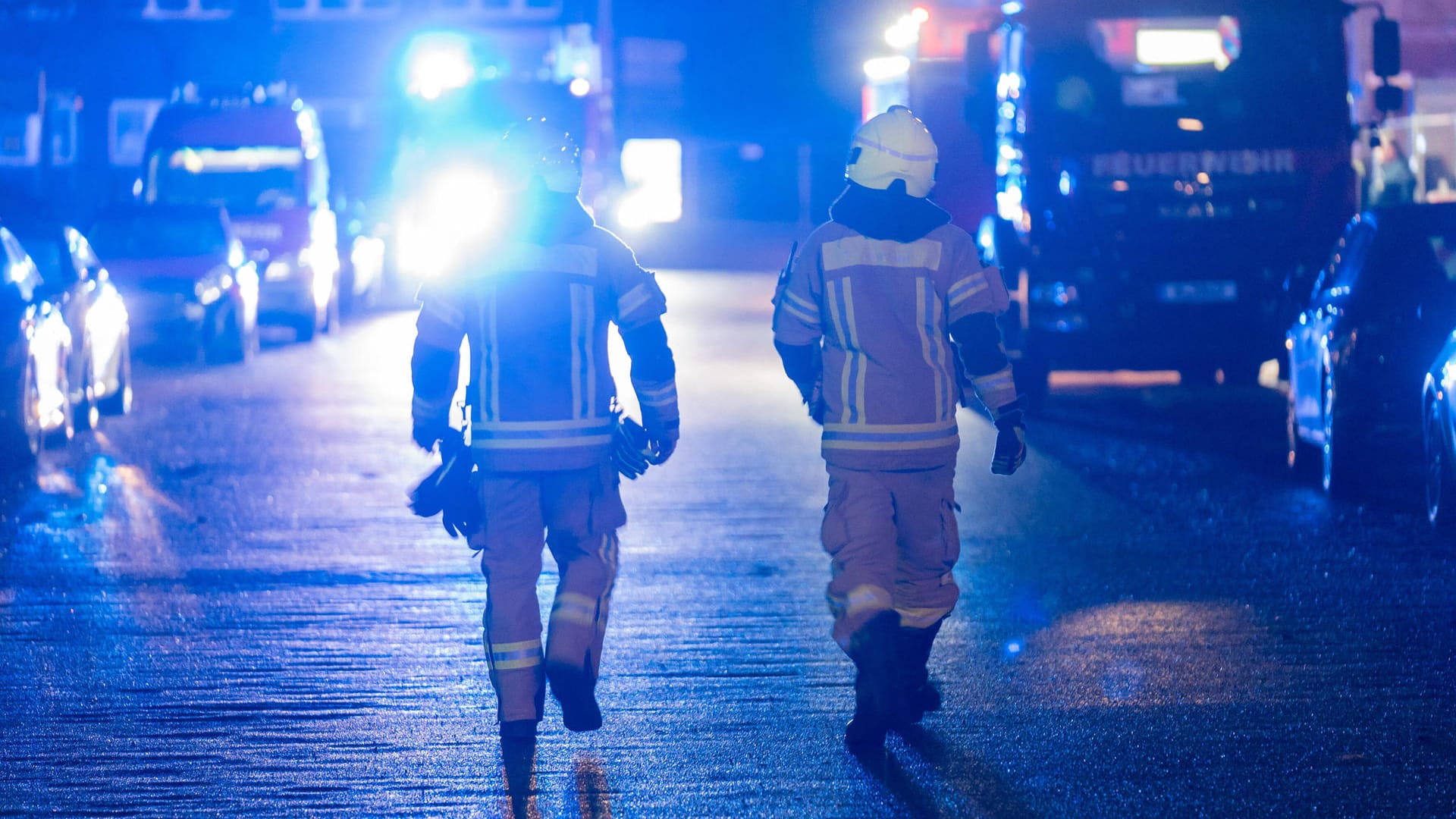 Berliner Feuerwehrleute im Einsatz (Archivbild): Ein mutmaßlich von impfkritischen Kollegen verfasster Brief zeichnet ein Horror-Szenario für die Hauptstadt.