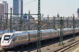 ICE-Zug am Hauptbahnhof Leipzig (Archivbild): Die Strecke zwischen Leipzig und Dresden soll unter "rollenden Rädern" saniert werden.