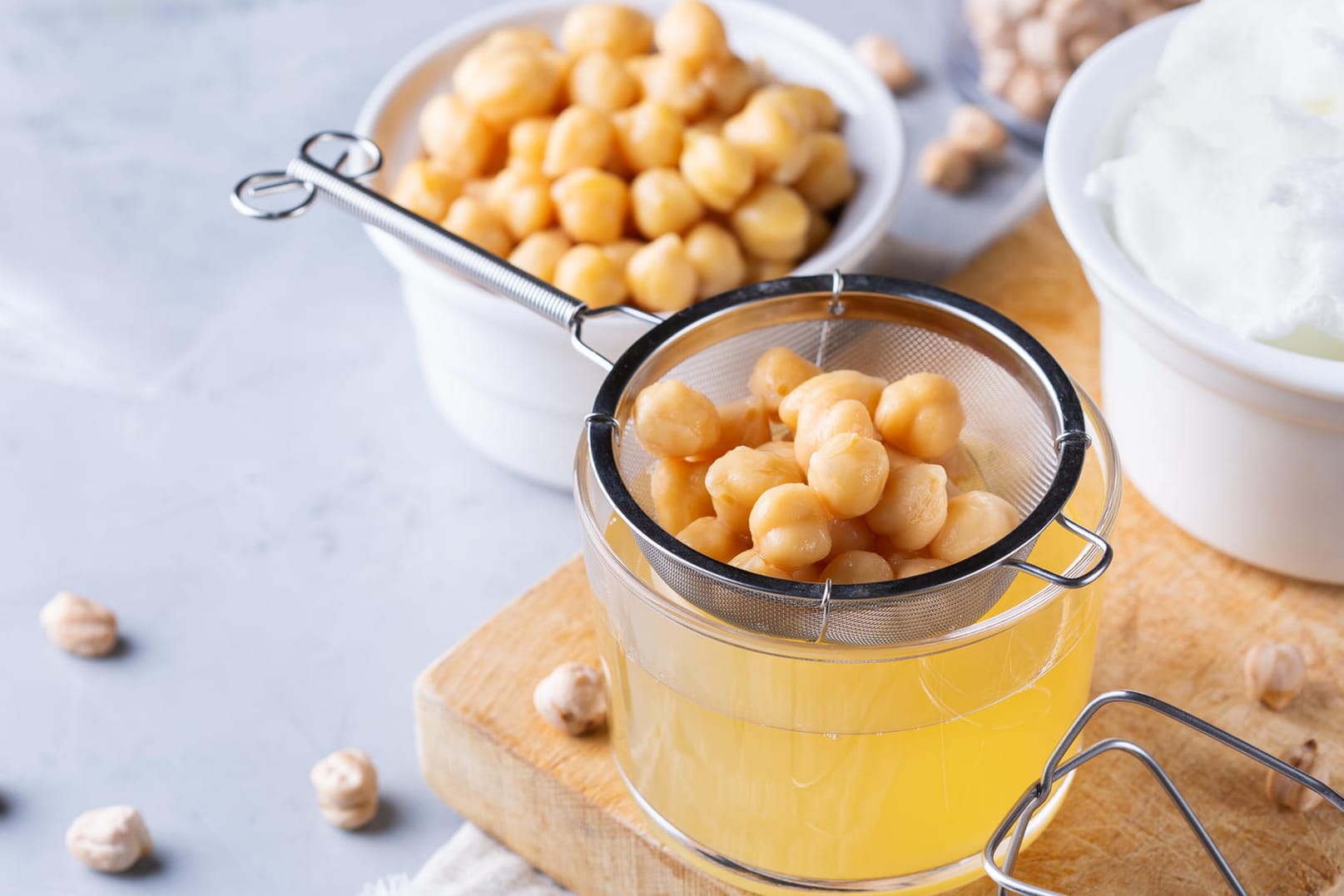 Kichererbsen: Es lohnt sich, das proteinreiche Kochwasser aufzufangen, denn es lässt sich wunderbar zum Kochen oder Backen verwenden.