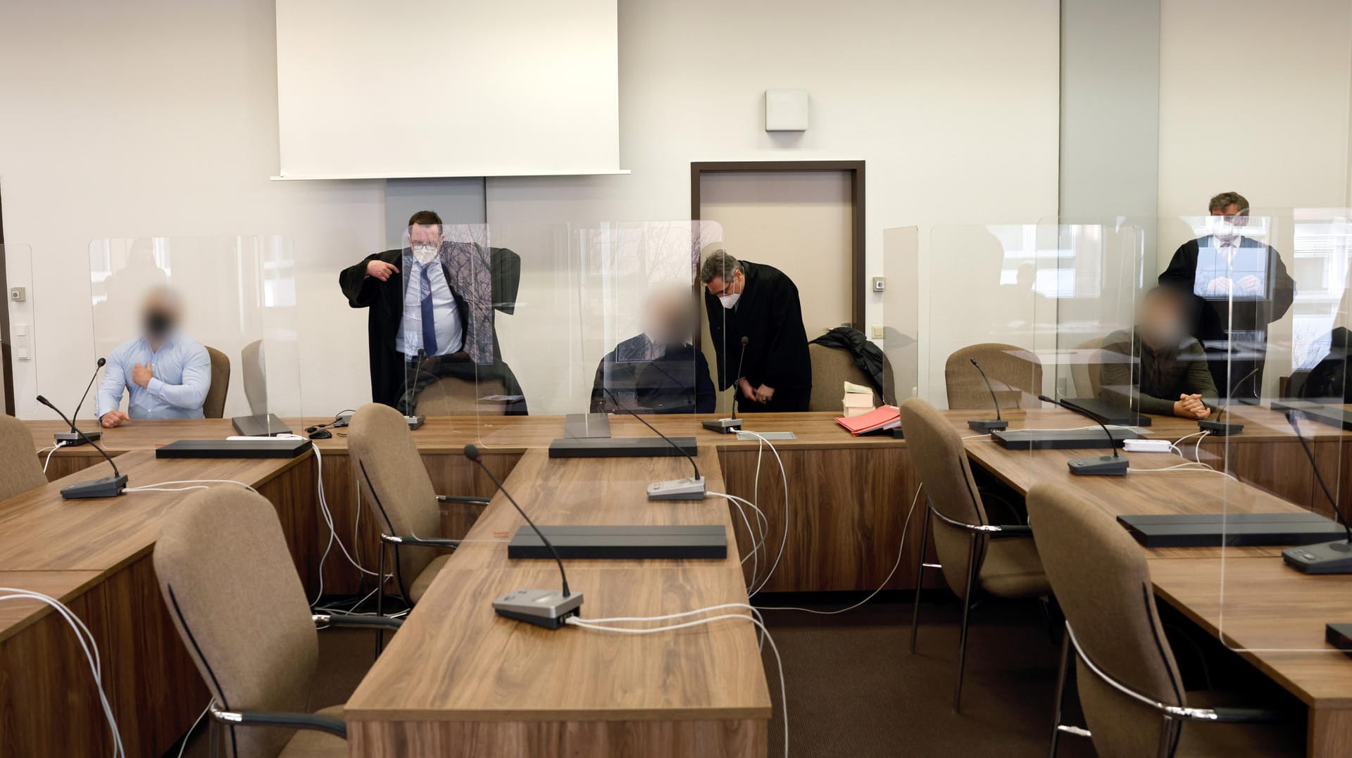 Prozessauftakt in Köln: Drei Männern wird vorgeworfen, einen Mann brutal angegriffen zu haben. Prozessauftakt in Köln: Drei Männern wird vorgeworfen, einen Mann brutal angegriffen zu haben.