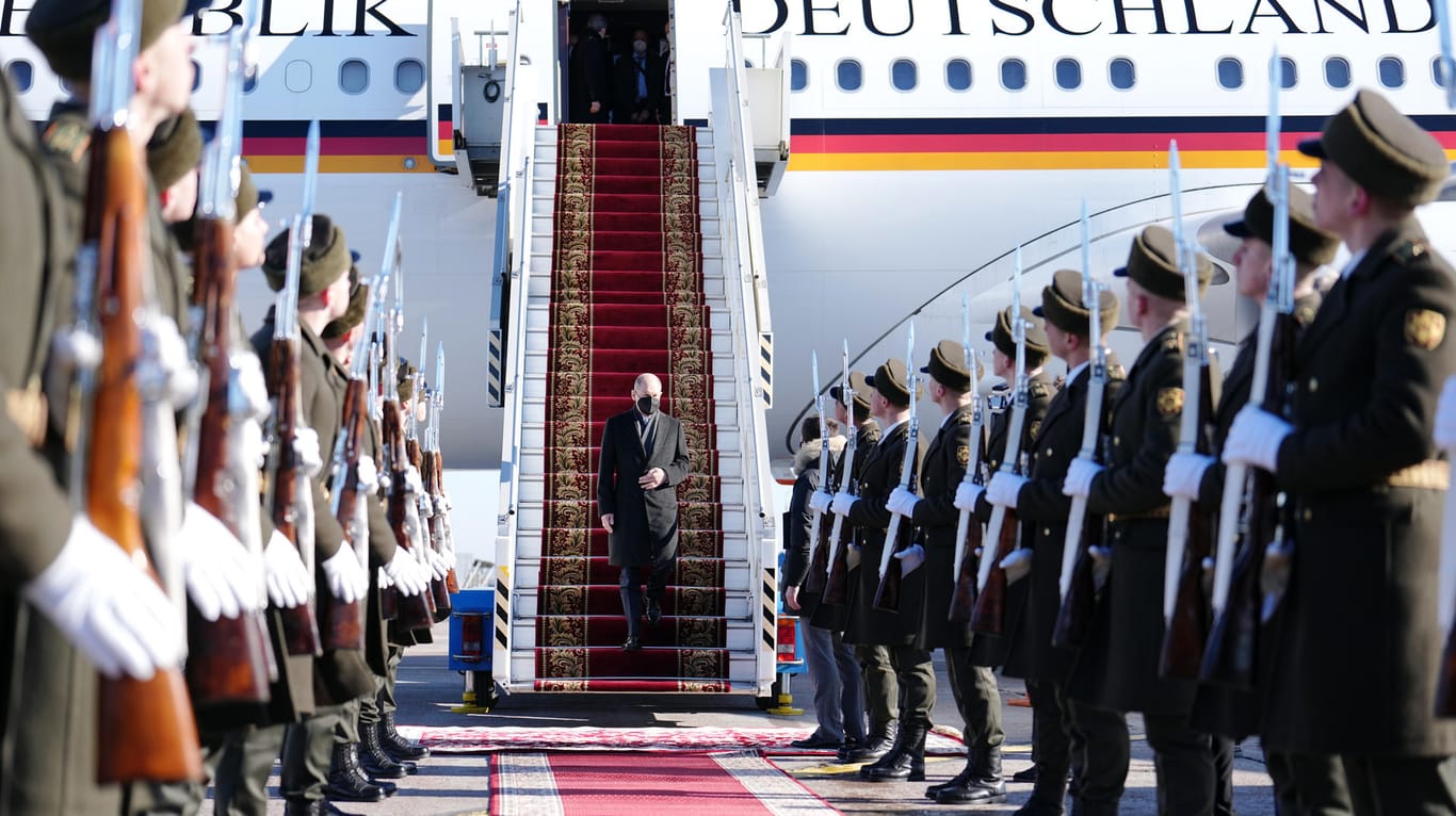 Bundeskanzler Olaf Scholz verlässt bei seiner Ankunft den Airbus A340 der Luftwaffe.