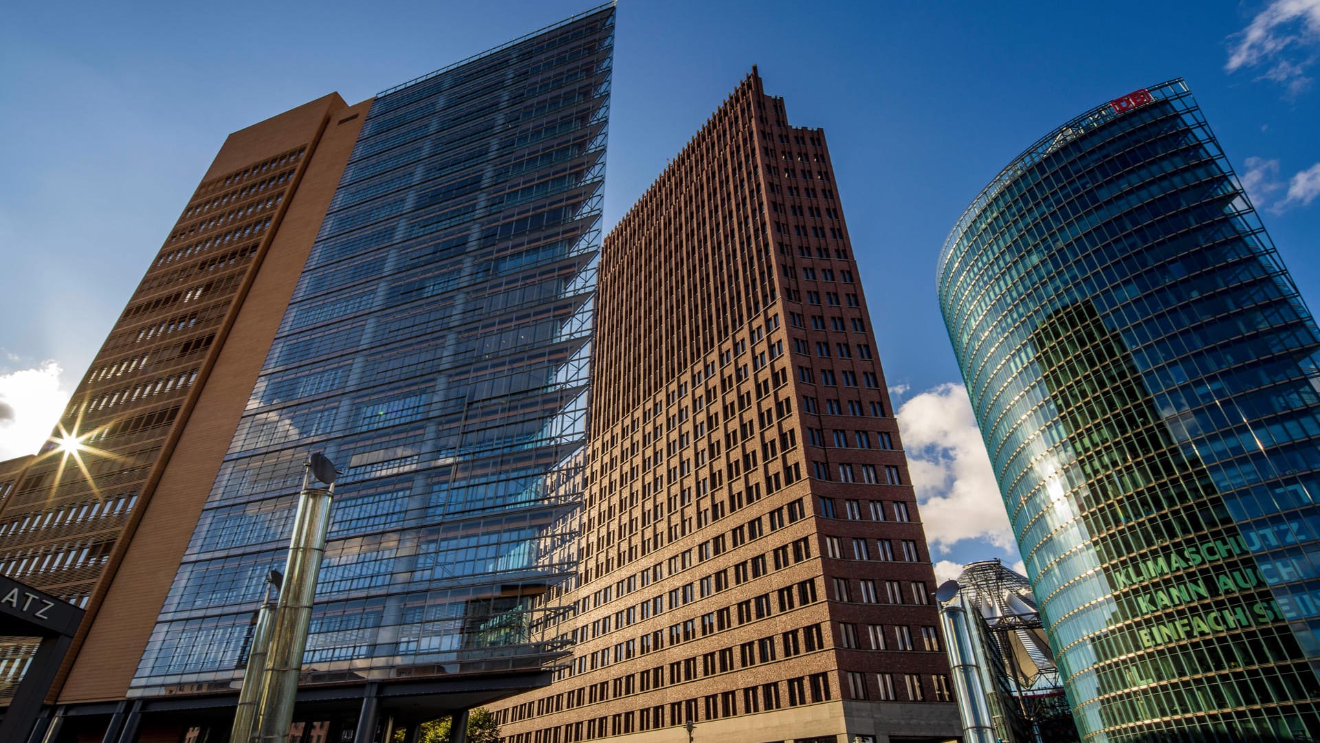 Der Atrium-Tower (links) am Potsdamer Platz: Das Hochhaus ist das sechsthöchste in ganz Berlin. Der Atrium-Tower (links) am Potsdamer Platz: Das Hochhaus ist das sechsthöchste in ganz Berlin.