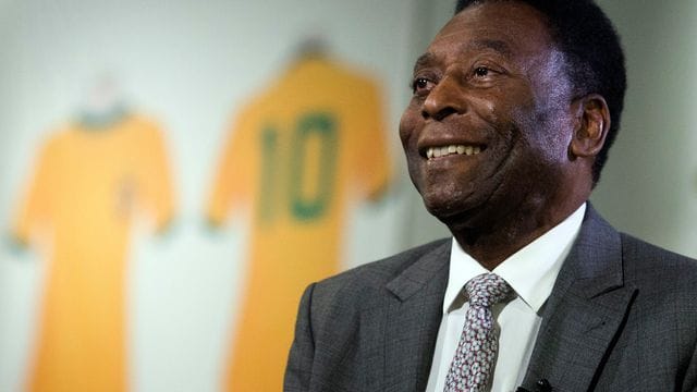 Die brasilianische Fußball-Legende Pelé befindet sich zur Tumor-Behandlung im Krankenhaus. Die brasilianische Fußball-Legende Pelé befindet sich zur Tumor-Behandlung im Krankenhaus.
