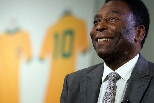 Die brasilianische Fußball-Legende Pelé befindet sich zur Tumor-Behandlung im Krankenhaus.