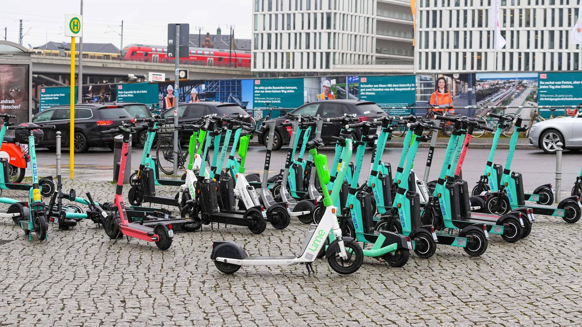 Vor dem Berliner Hauptbahnhof wartet gleich ein ganzer Fuhrpark aus E-Scootern (Symbolbild): Tier-CEO Leuschner spricht sich für feste Parkmöglichkeiten aus.