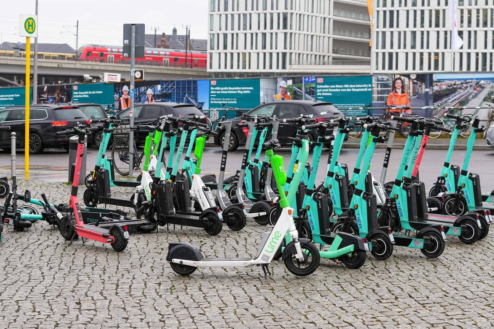 Vor dem Berliner Hauptbahnhof wartet gleich ein ganzer Fuhrpark aus E-Scootern (Symbolbild): Tier-CEO Leuschner spricht sich für feste Parkmöglichkeiten aus. Vor dem Berliner Hauptbahnhof wartet gleich ein ganzer Fuhrpark aus E-Scootern (Symbolbild): Tier-CEO Leuschner spricht sich für feste Parkmöglichkeiten aus.