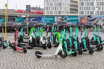 Vor dem Berliner Hauptbahnhof wartet gleich ein ganzer Fuhrpark aus E-Scootern (Symbolbild): Tier-CEO Leuschner spricht sich für feste Parkmöglichkeiten aus.